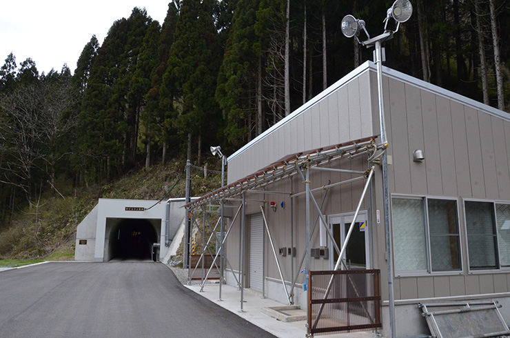 地下にあるKAGRA重力波望遠鏡につながるトンネルの入口。<br>
手前の建物は、坑内に外気を取り込むためのファン室と居室。