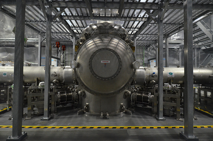 KAGRAで最重要のサファイア鏡をマイナス253度に冷却するためのクライオスタット。
クリーンブースに格納されている。