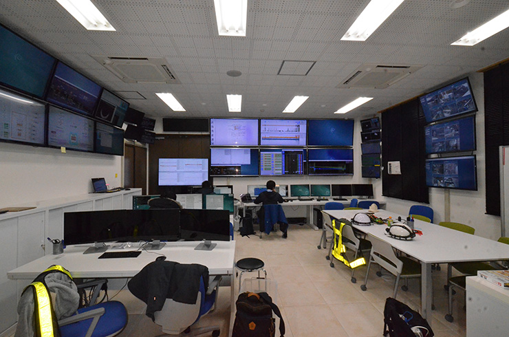 KAGRA重力波望遠鏡の全てのデータを監視できる制御室。